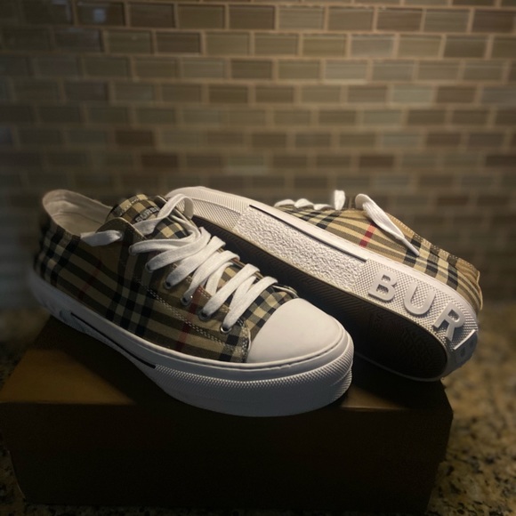 Burberry shoes - Picture 1 of 2